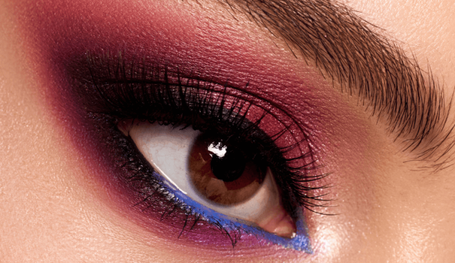 Comme c'est joli de se maquiller les yeux avec un crayon ?